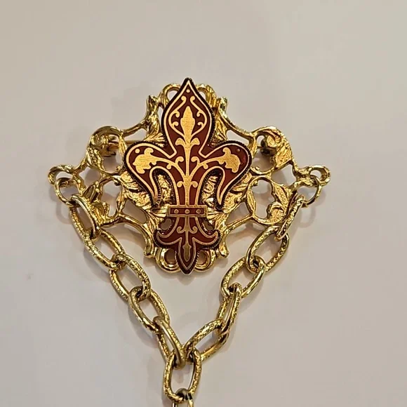 RED FLEUR DE LIS ENAMEL CROWN BROOCH VINTAGE Unmarked CROWN TRIFARI - Picture 3 of 4